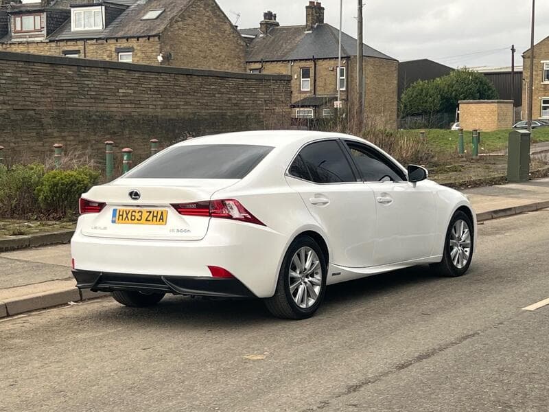 2013 Lexus IS 2.5 300h Luxury Saloon 4dr Petrol Hybrid E-CVT Euro 5 (s/s) (223 ps) - thumbnail 10
