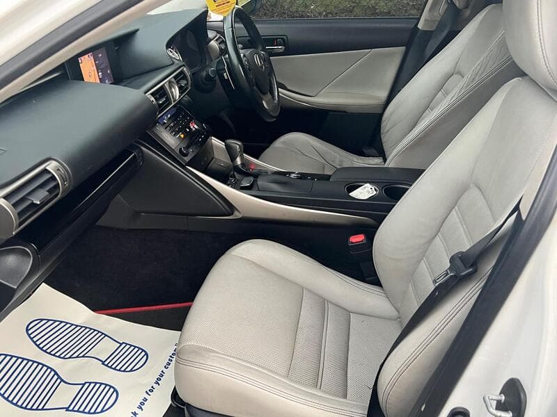 2013 Lexus IS 2.5 300h Luxury Saloon 4dr Petrol Hybrid E-CVT Euro 5 (s/s) (223 ps) - image 3