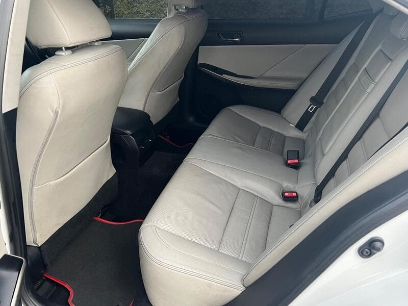 2013 Lexus IS 2.5 300h Luxury Saloon 4dr Petrol Hybrid E-CVT Euro 5 (s/s) (223 ps) - thumbnail 4