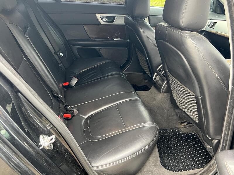 2012 Jaguar XF 2.2d Premium Luxury Saloon 4dr Diesel Auto Euro 5 (s/s) (190 ps) - image 3