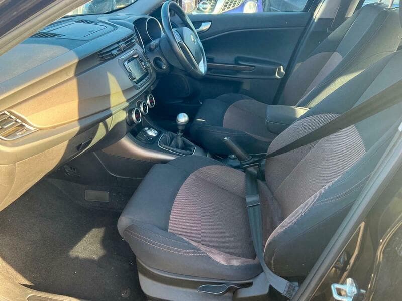 2014 Alfa Romeo Giulietta 1.6 JTDM-2 Distinctive Hatchback 5dr Diesel Manual Euro 5 (s/s) (105 bhp) - thumbnail 4