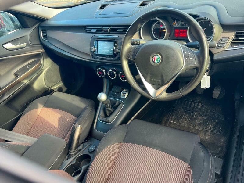 2014 Alfa Romeo Giulietta 1.6 JTDM-2 Distinctive Hatchback 5dr Diesel Manual Euro 5 (s/s) (105 bhp) - thumbnail 5