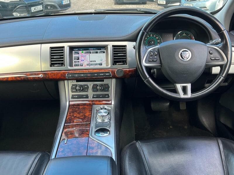 2011 Jaguar XF 2.2d Premium Luxury Saloon 4dr Diesel Auto Euro 5 (s/s) (190 ps) - thumbnail 5