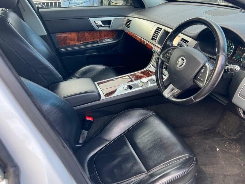 2011 Jaguar XF 2.2d Premium Luxury Saloon 4dr Diesel Auto Euro 5 (s/s) (190 ps) - thumbnail 4