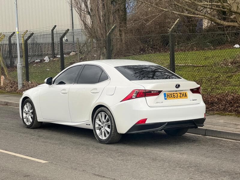 2013 Lexus IS 2.5 300h Luxury Saloon 4dr Petrol Hybrid E-CVT Euro 5 (s/s) (223 ps) - thumbnail 9