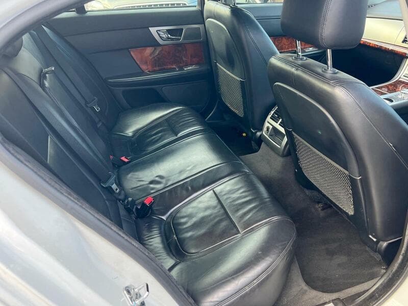 2011 Jaguar XF 2.2d Premium Luxury Saloon 4dr Diesel Auto Euro 5 (s/s) (190 ps) - thumbnail 6